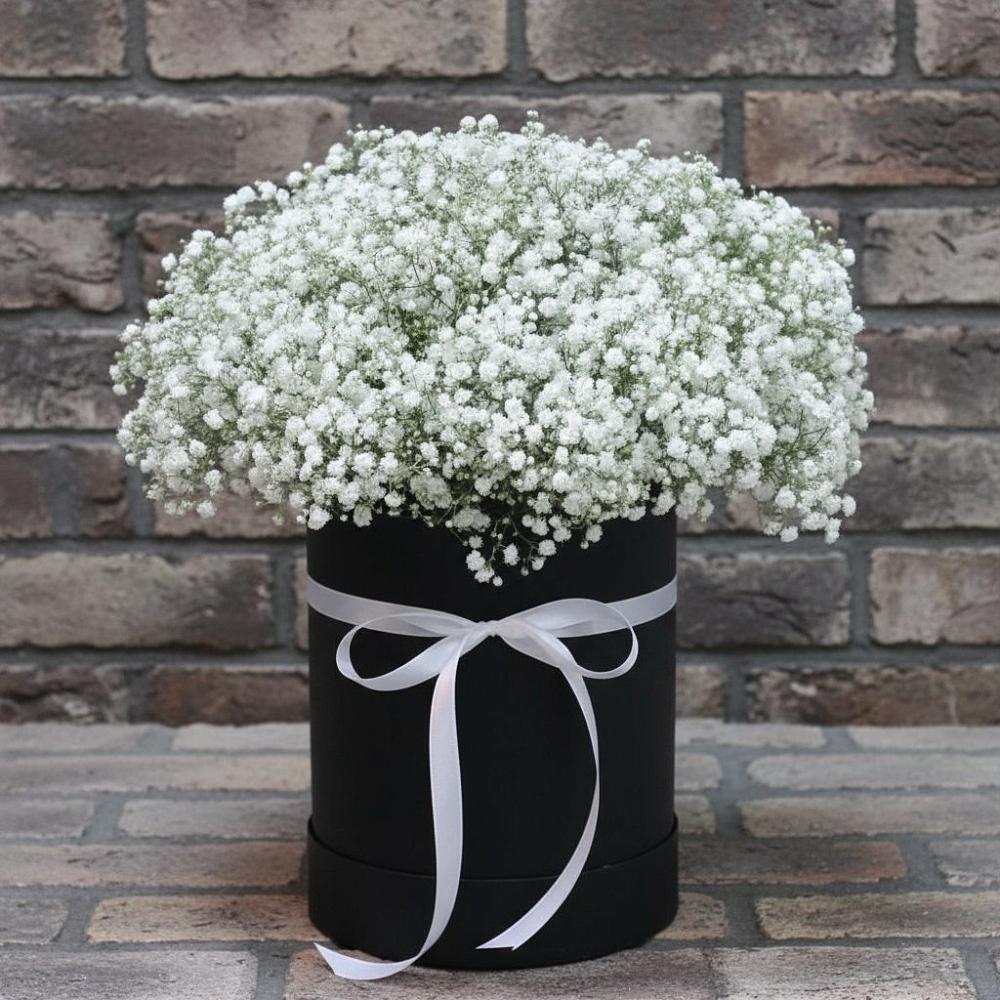 Цветочная композиция из Гипсофила в шляпной коробке в Жилёво