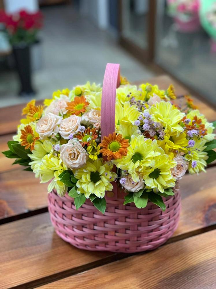 Цветочная композиция из Хризантемы и Розы в корзине в Жилёво