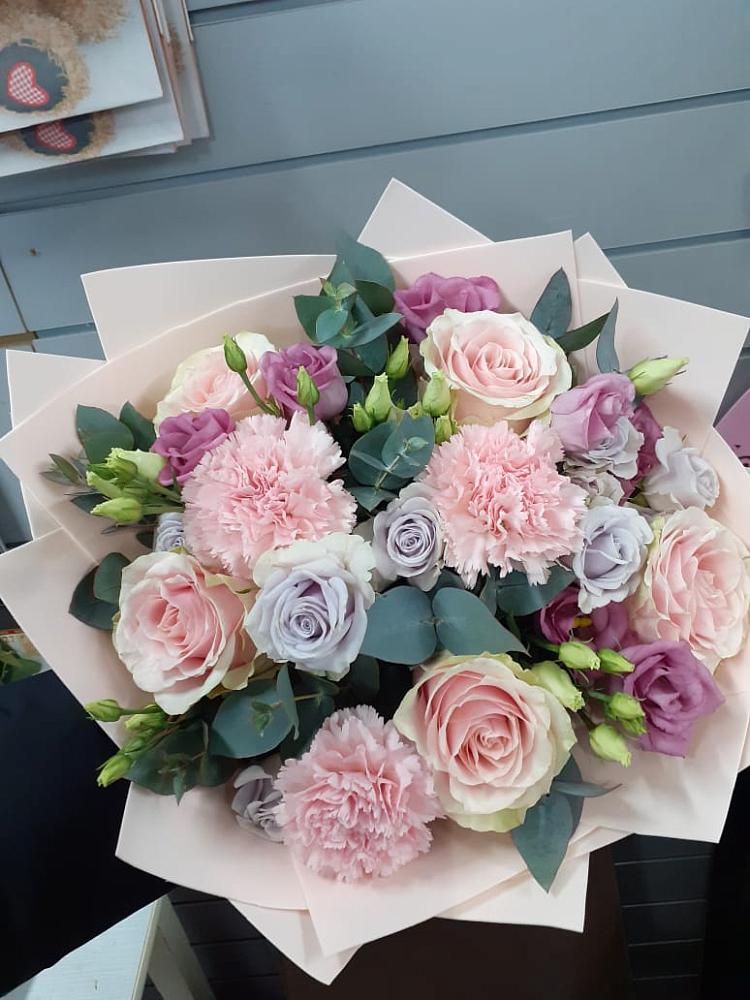 Букет цветов из: Розы, Гвоздики и Лизиантусы в Жилёво